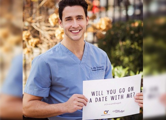 El doctor más guapo de las redes ¿encontró el amor?