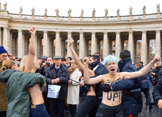 Cuatro mujeres se desnudan frente al Papa