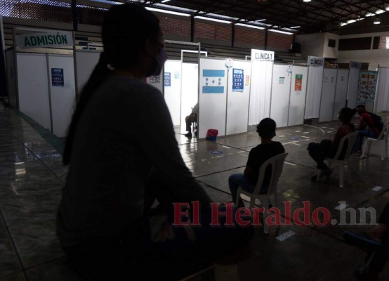 Tras varias semanas vacíos, triajes de la capital lucen abarrotados ante repunte de covid-19 (FOTOS)