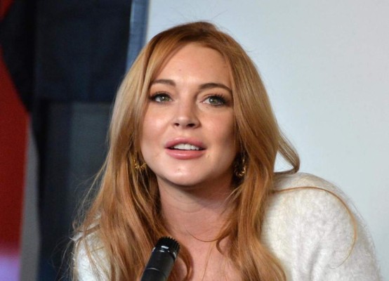 Lindsay Lohan se va a la playa y olvida su traje de baño