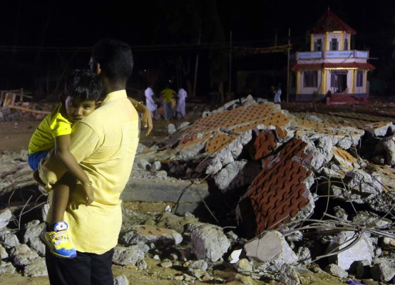 Buscan a sospechosos por incendio en India con 110 muertos