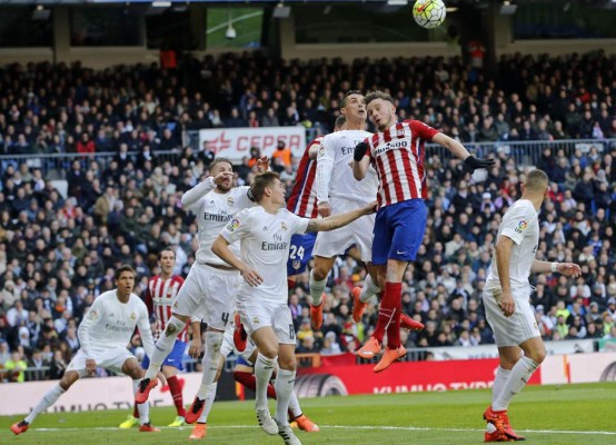 El Atlético gana al Madrid y le descuelga de la liga