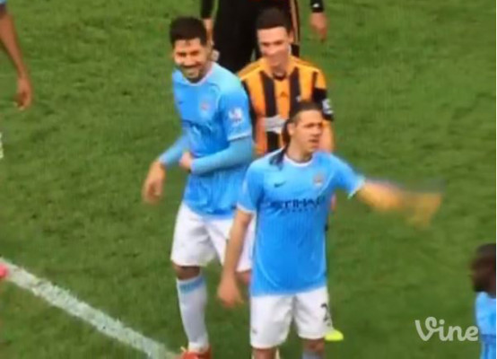 La reacción de Javi García al ser tocado por James Chester