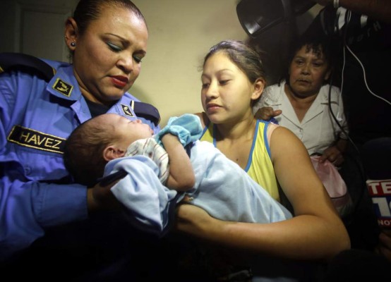 Innolvidable reencuentro entre madre e hijo raptado en capital hondureña