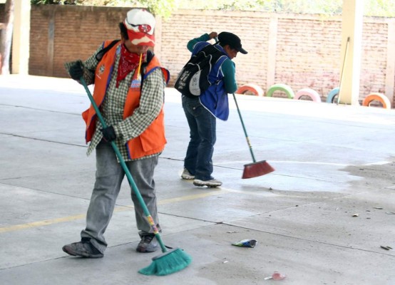 Escuela Raúl Zaldívar mejora su entorno con la ayuda de las cuadrillas de barrido