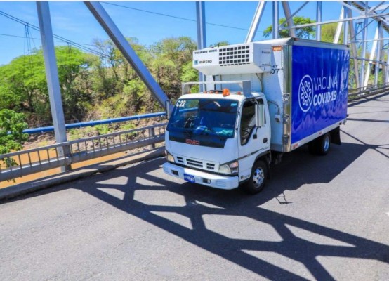 Lágrimas, festejo y abrazos por la llegada de vacunas donadas por El Salvador