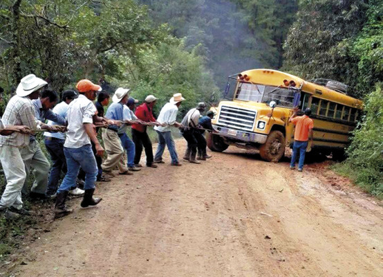 Carreteras de varias aldeas permanecen intransitables