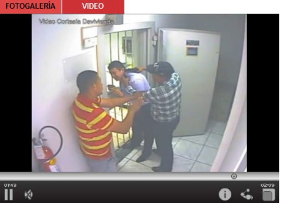 Video muestra a sujetos que usaron silla de ruedas para asaltar banco