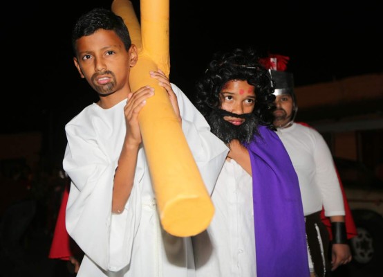 FOTOS: Niños capitalinos reviven el Viacrucis