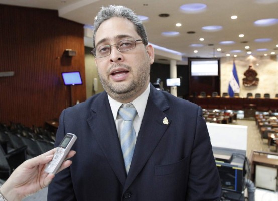 Exdiputada querella a periodista Carlos Martínez de San Pedro Sula