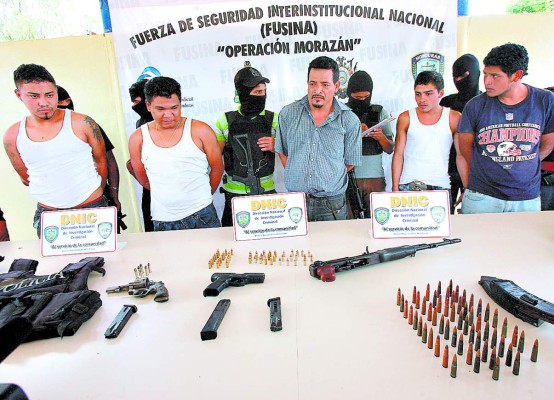 Con armas capturan a cinco pandilleros