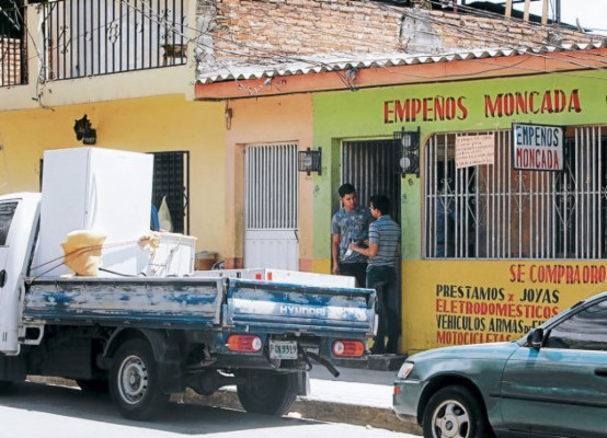 Capitalinos comienzan a invadir las casas de empeño