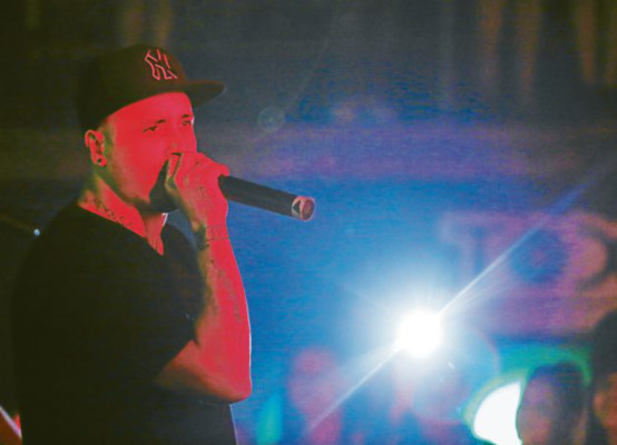 Nicky Jam enciende el verano con fabuloso show