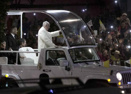 Papa Francisco llega a un México golpeado por la violencia