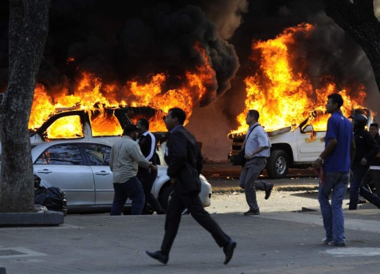 Dos muertos y 23 heridos en protestas contra Maduro