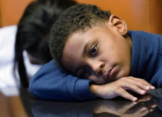 Una investigación halló que niños, incluso algunos de 6 años de edad, han sido maltratados por policías en Estados Unidos. FOTO: AP