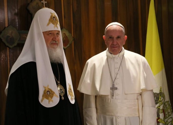 Papa y patriarca ruso lanzan inédito llamado a unidad y protección de cristianos