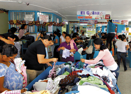 Baja demanda de prendas usadas en Navidad