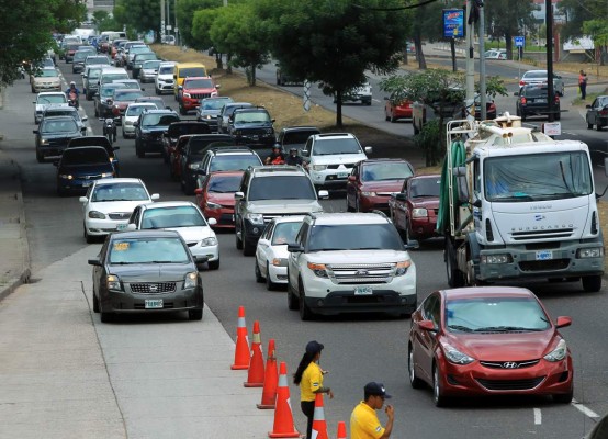 Unos 20 días al año pasan capitalinos en el tráfico vial