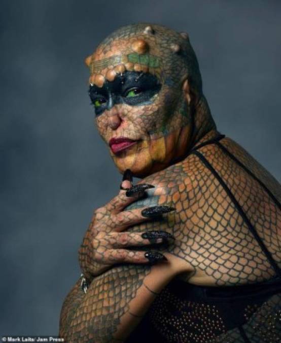 FOTOS: El drástico cambio de un banquero que modificó su cuerpo para 'ser un reptil'   