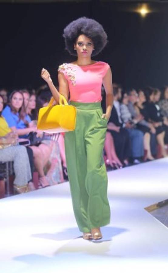 Elegancia y sobriedad iluminaron pasarelas de Piso Diez Diseño