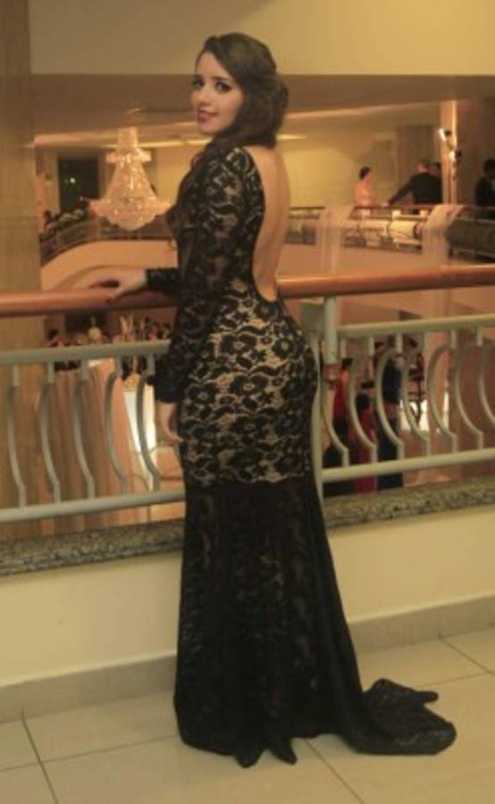 Encajes y pedrería iluminaron las prom