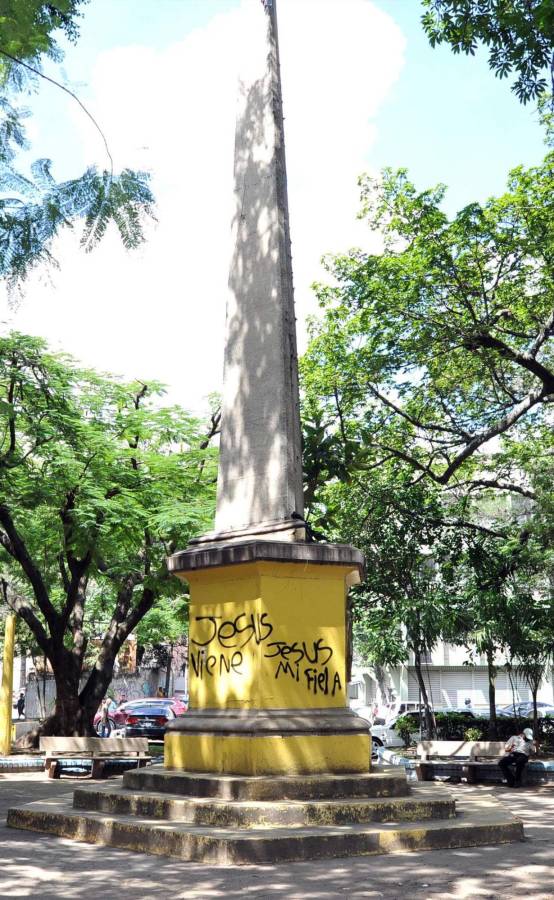 Plazas y parques de la capital están totalmente descuidados y sucios