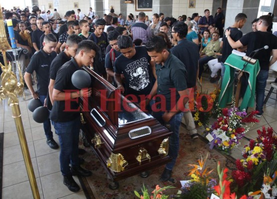 FOTOS: Dramática despedida al profesor Mario Morazán, asesinado en el Instituto Técnico Honduras