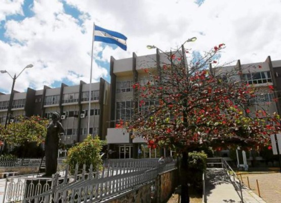 Suspenden a cuatro funcionarios judiciales