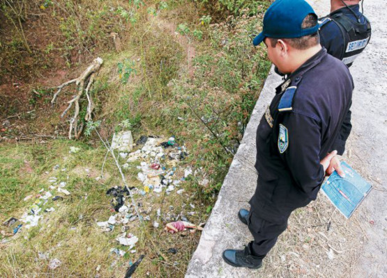 Encuentran mujer muerta en carretera a Valle de Ángeles