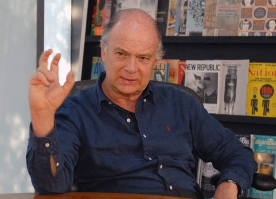 Intelectuales hispanos se unen contra Trump