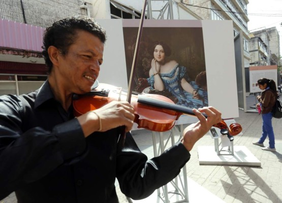 Melbin Saravia es un amante de las melodías clásicas y contribuye al arte en el Paseo Liquidambar.