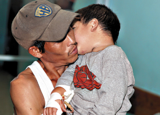 Niño perdido en montaña sobrevivió durmiendo en las piedras