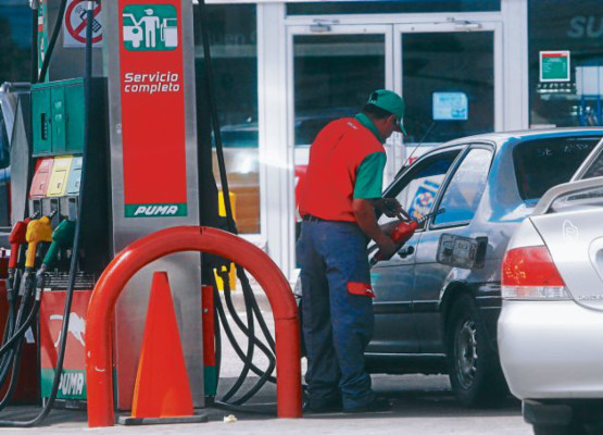 Anuncian fuertes alzas a combustibles