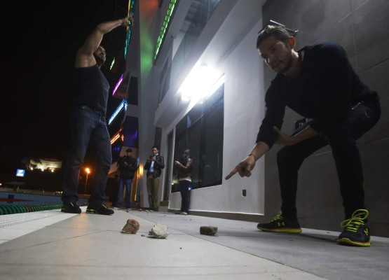 Supuestos miembros de la oposición apedrean gimnasio de Ana Joselina Fortín