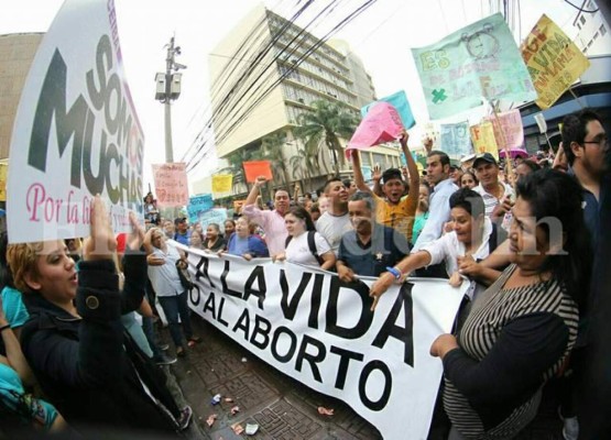Entre protestas, comisión del Congreso Nacional se reúne con sectores por la despenalización del aborto