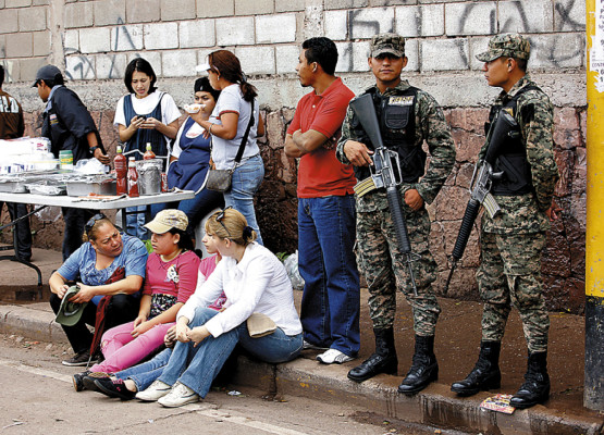 Despliegue policial brindó seguridad durante desfiles patrios