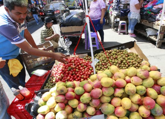 Frutas de la temporada llenan de sabor las plazas de venta
