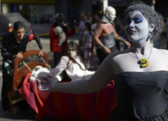 Fiesta de las artes escénicas en las calles de medellín