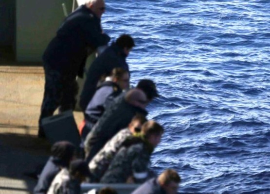 Más misterio en Malasia: cambiaron las últimas palabras del piloto