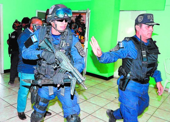 Conadeh visita a periodista David Romero Ellner en batallón de Támara