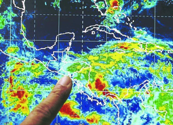Onda tropical ingresa este martes a Honduras
