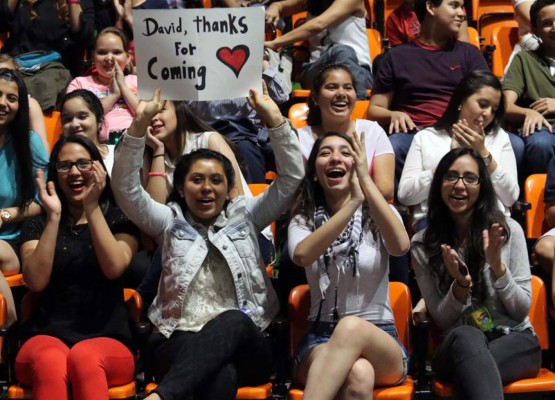David Henrie ofrece inspiradora conferencia en Honduras