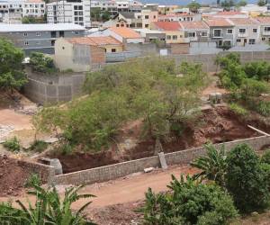 El proyecto registra un avance del 40% según autoridades municipales, mientras continúan los trabajos de muro perimetral y colector en la zona intervenida final del proyecto.