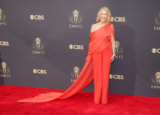 Con alas negras, esmoquin o trajes llamativos: Los mejor vestidos de los Emmy 2021