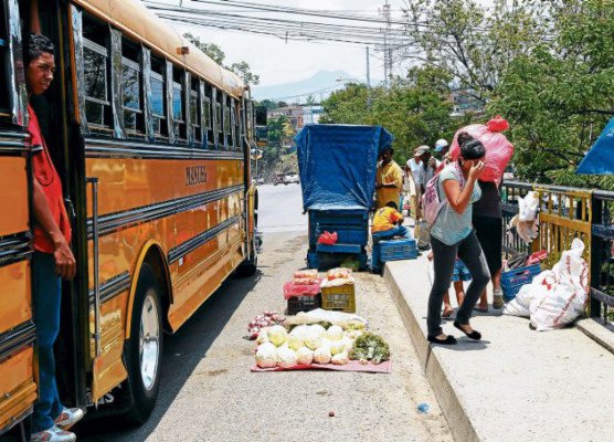 Vendedores convierten en mercado puente El Carrizal