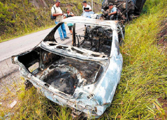 Desconocidos queman automóvil