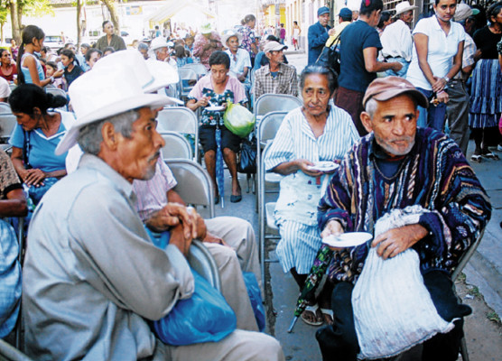 Abuelos reciben comida, abrigos y gorros de Navidad