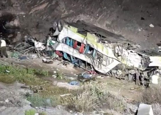 Tristes imágenes de la escena del accidente de bus en el norte de Chile que deja 20 muertos