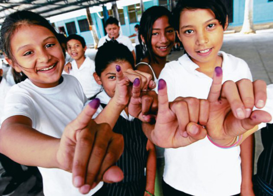 Inocencia infantil de la mano con la democracia